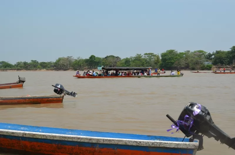 Por las aguas del río Arauca fue transportado el feretro de  Luis Alberto Cáceres Rodríguez, canoero baleado el pasado lunes por integrantes de la Marina Venezolana.