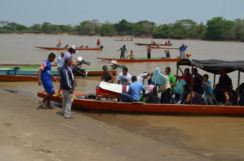 Los canoeros del paso de las canoas en el río Arauca le dieron el adiós a Luis Alberto Cáceres Rodríguez en las aguas que día a día cruzaba para mantener a su familia.