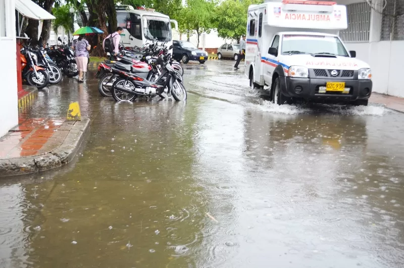 Con las primeras lluvias en el municipio de Arauca llegaron los primero afectados, al Hospital San Vicente se le inundó la entrada a consulta externa. 