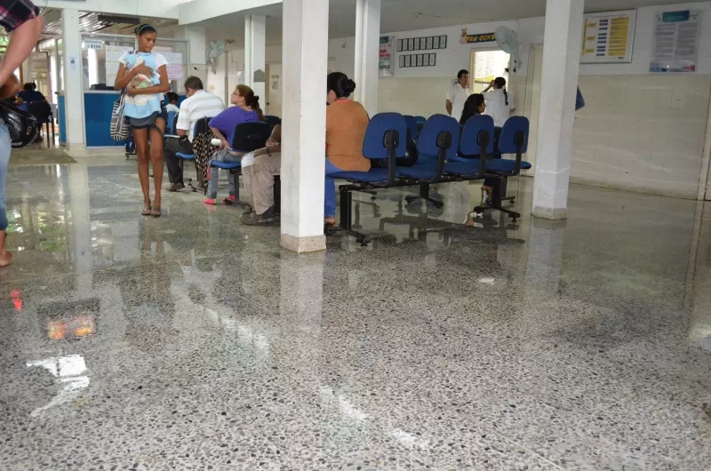 También la lluvia afectó el interior del área de consulta externa, donde los usuarios realizan la facturación.