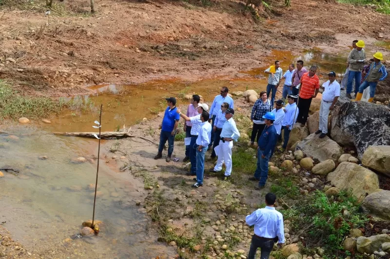 Alejandro Sarmiento y los contratista de la construcción del nuevo puente sobre el río Tame, hacen revisión del área donde se construirá uno de los estribos de la obra.
