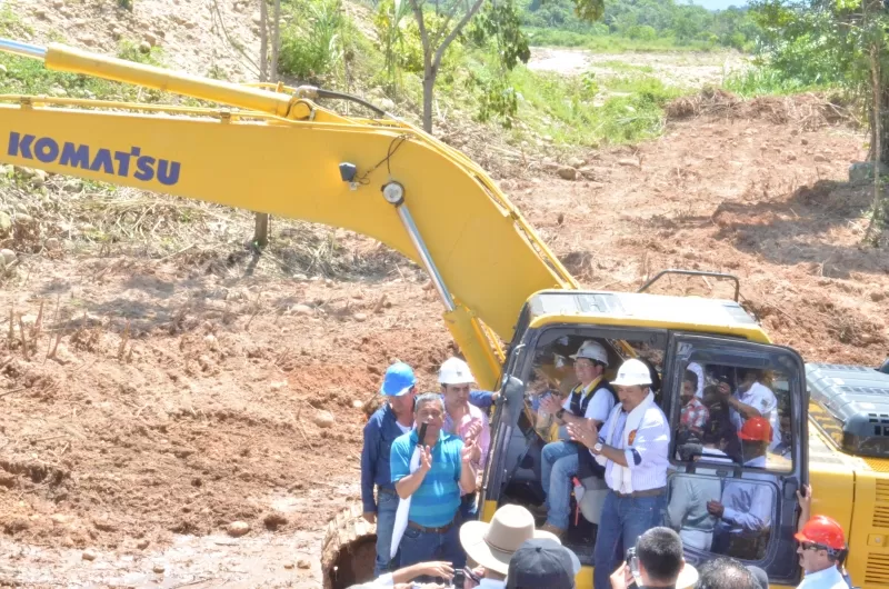 Carlos Iván Márquez,  director de la Unidad Nacional para la Gestión del Riesgo de Desastres y Facundo Castillo, gobernador del departamento de Arauca, dando inicio a la construcción del nuevo puente sobre el río Tame, en Arauca.