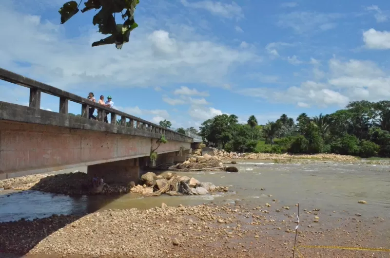 El actual puente será demolido para evitar represamiento de río Tame.
