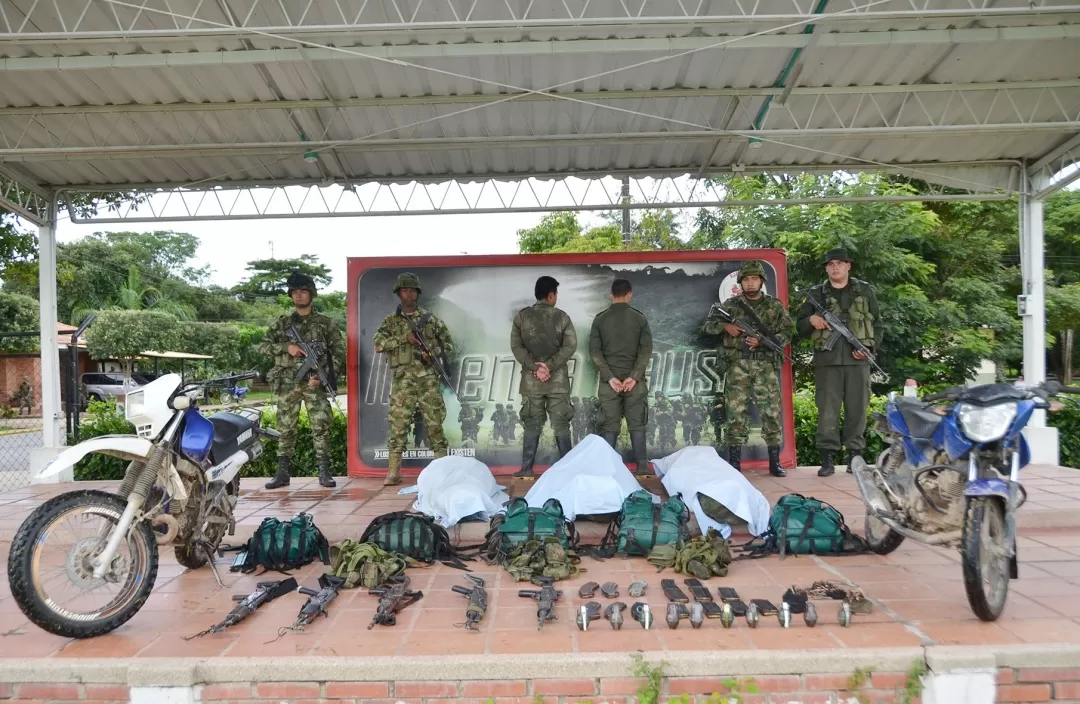 Un militar muerto, tres guerrilleros muertos y dos mas capturados dejaron combates, entre el Ejército Nacional y el ELN en el zona rural de Araquita, Arauca.