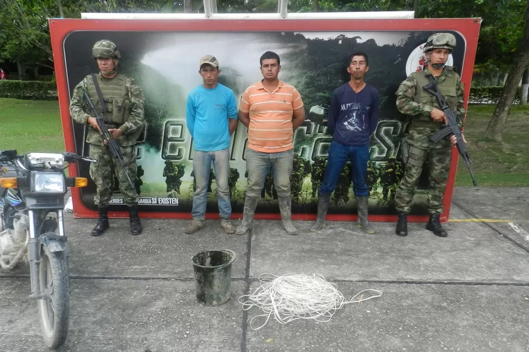 A tres presuntos guerilleros del ELN cuando instalaban explosivos contra el oleoducto Caño Limón - Coveñas en Arauquita.