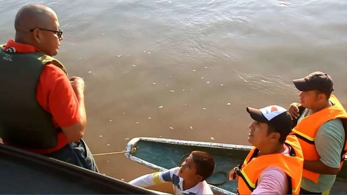 Los canoeros del río Arauca, recibieron de manos del Alcalde, Luis Emilio Tovar Bello y la Marina, chalecos salvavidas.