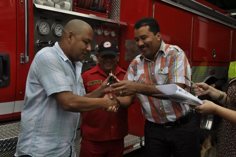 El alcalde de Arauca recibió de manos del departamento las llaves de la moderna maquina de bomberos.