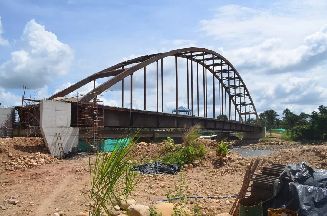 Construcción del puente sobre el río Tame.