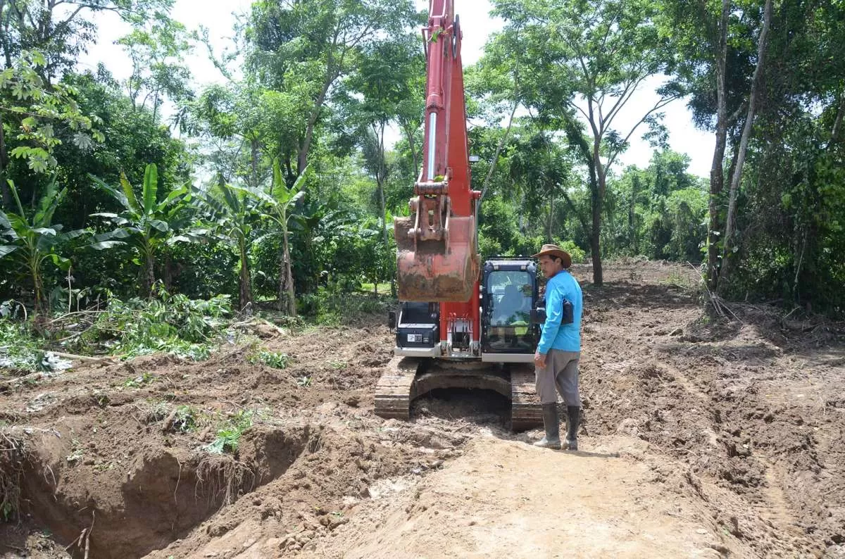 Con maquinaría de la gobernación de Arauca hacen dragado y conformación de dique de protección ante inundaciones en poblaciones ribereñas de Arauquita.