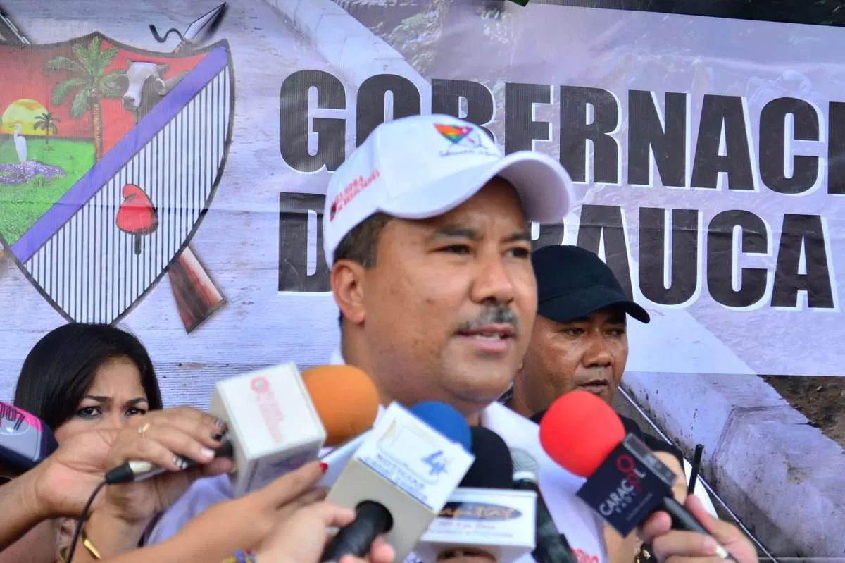 El gobernador de Arauca, Facundo Castillo, fue ingresado al Hospital San Vicente pot presentar un cálculo ureterovesical con leve hidronefrosis.