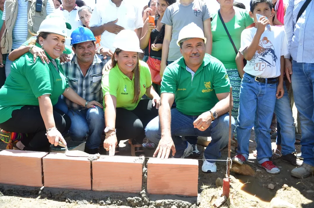 Gobernador de Arauca, Facundo Castillo entrego viviendas gratis en Fortul y puso primero bloques para la construcción de la urbanización Villa del Castillo en modalidad de sitio nuevo urbano, la cual beneficiará de manera gratuita a 140 familias.