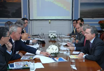 <em>Reuni&oacute;n del presidente &Aacute;lvaro Uribe, con representantes de OXI y el departamento de Arauca.</em>