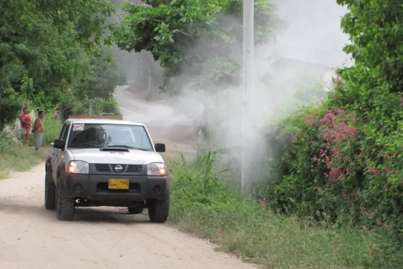 La autoridades de salud dicen que antes de fumigar se deben de usar las medidas de prevención para controlar el dengue.