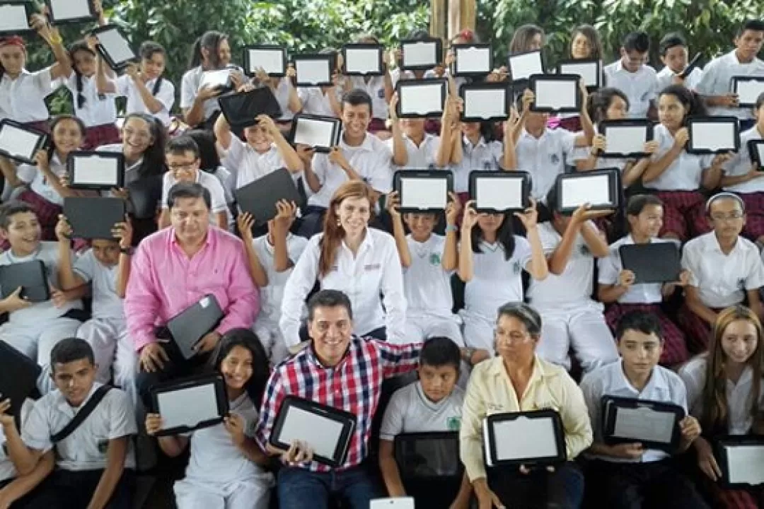 Gobierno Departamental acompañó a Viceministra TIC en la entrega de 1.760 tabletas y la inauguración del Punto Meta Vive Digital en el municipio de Granada.