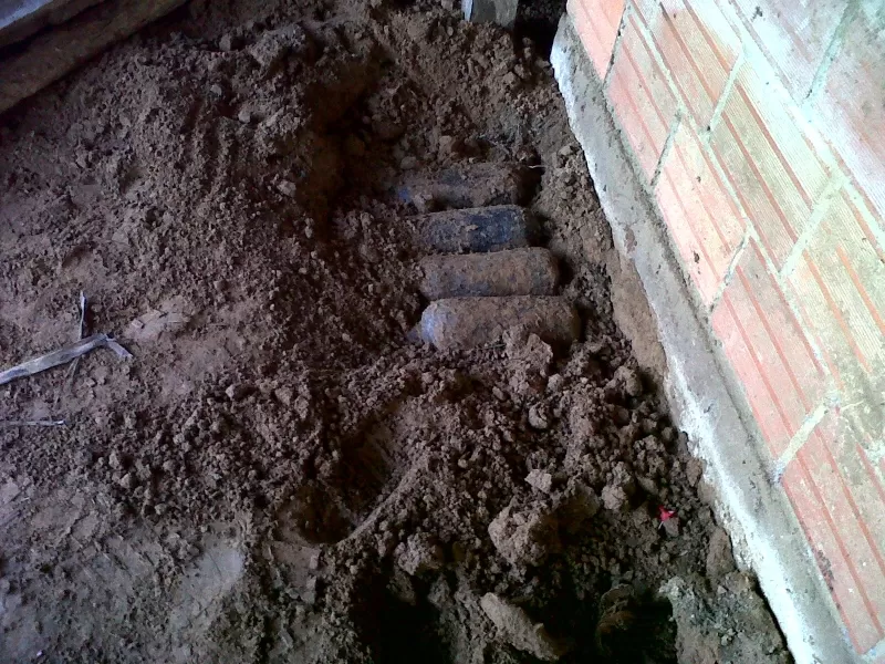 Los elementos cargados con explosivos estaban enterrados alrededor de la vivienda.