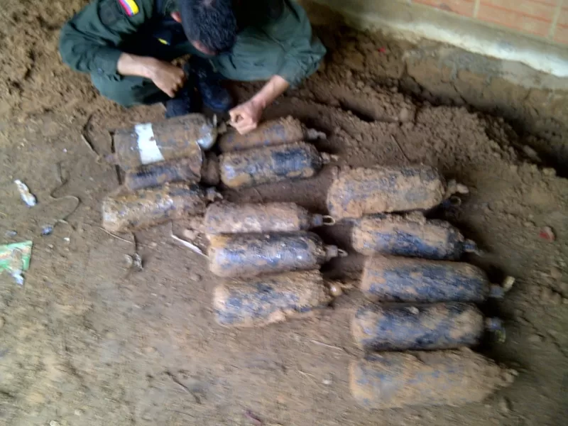 Antiexplosivos del Ejército y la Policía Nacional participaron en la desactivación de los artefactos explosivos que estaban compuesto por 500 kilos de R1.