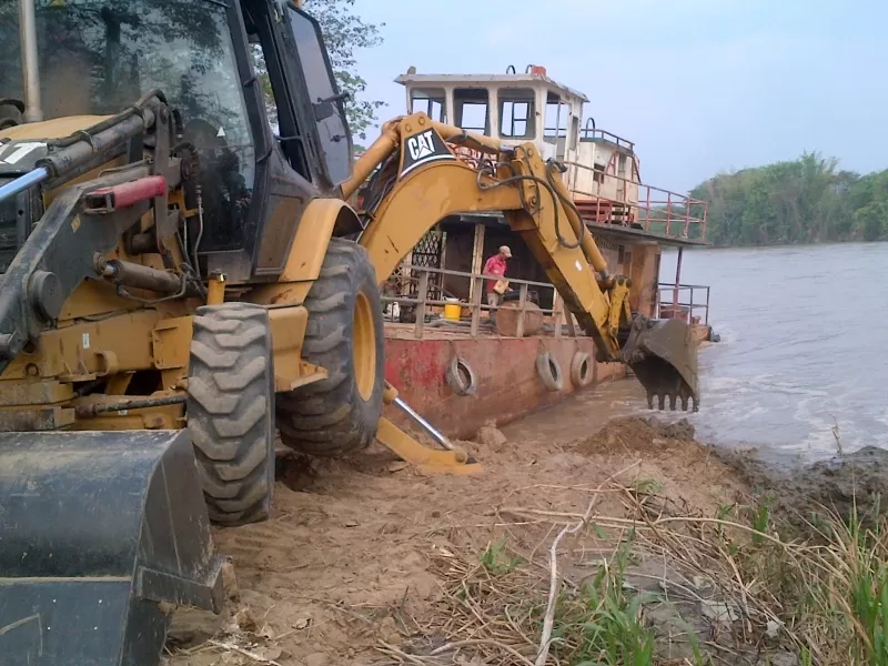 La alcaldía de Arauquita presto el apoyo de motobombas y maquinaría para lanzar el ferry nuevamente al río Arauca.