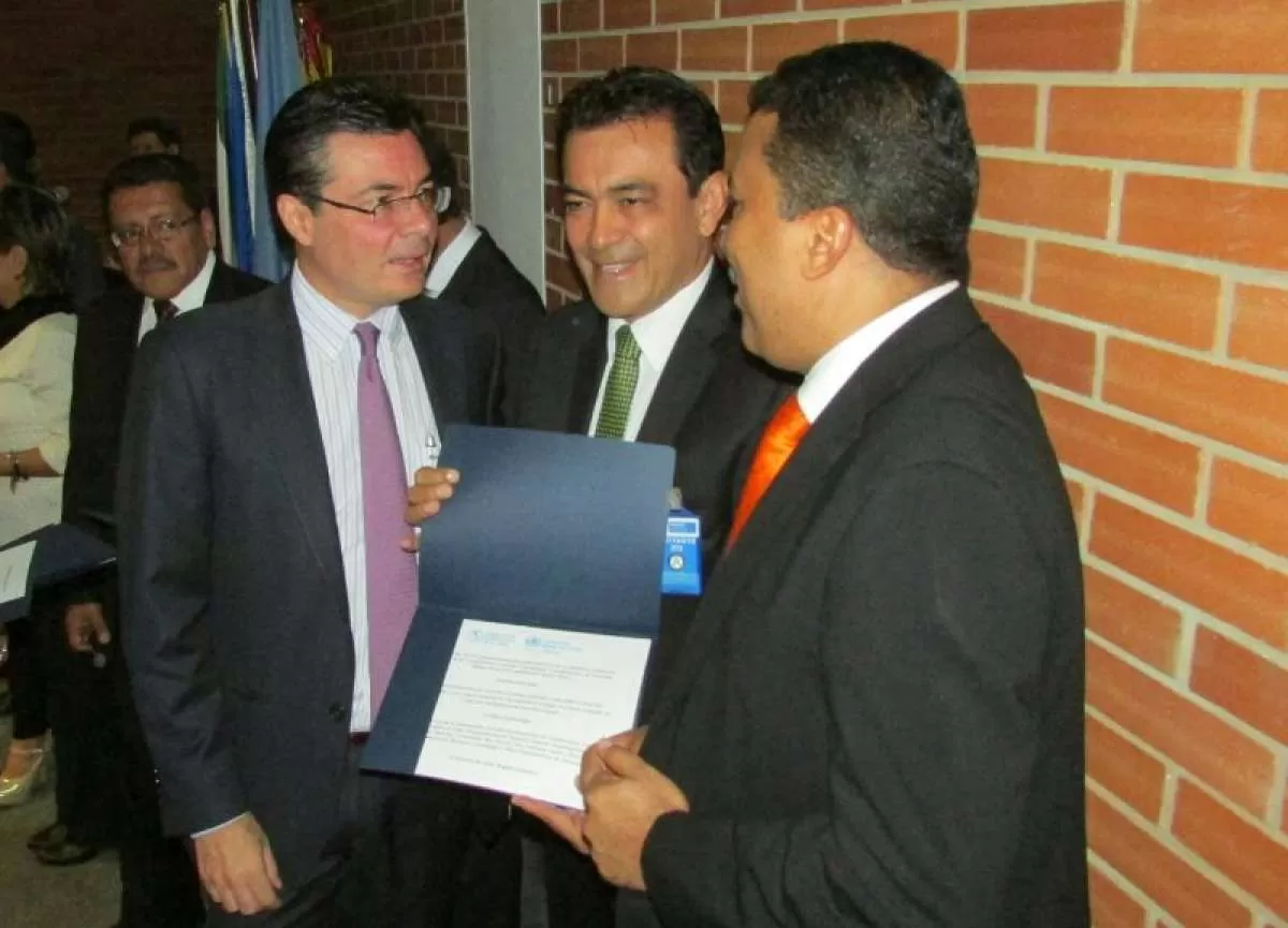 Alejandro Gaviria, ministro de salud, Octavio Pérez, alcalde de Tame y Facundo Castillo, gobernador de Arauca.