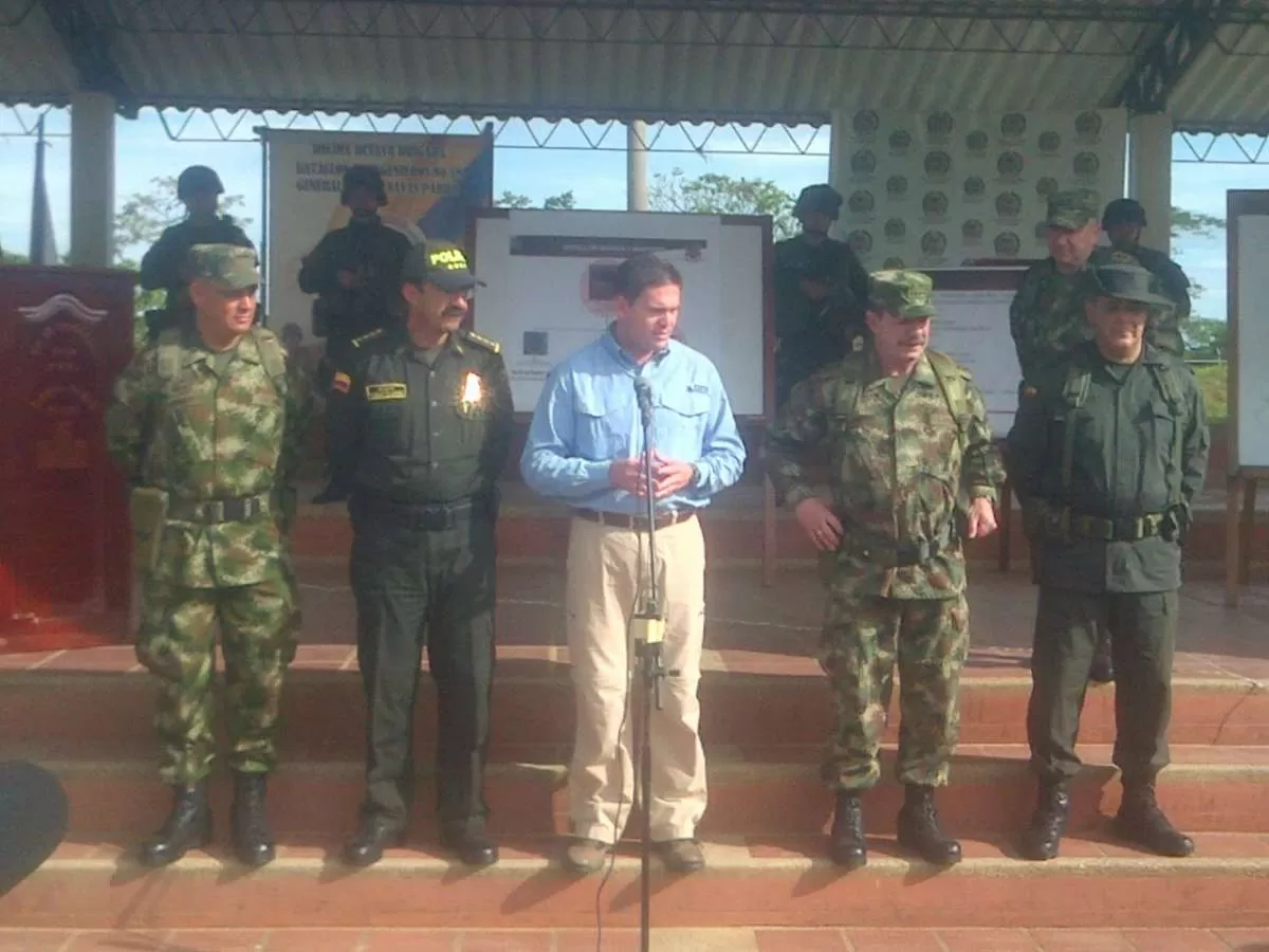 Juan Carlos Pinzón, ministro de Defensa Nacional y la cúpula militar en Tame, donde afirmó que guerrilleros neutralizados en área rural de Fortul perpetraban atentados en el departamento de Arauca.