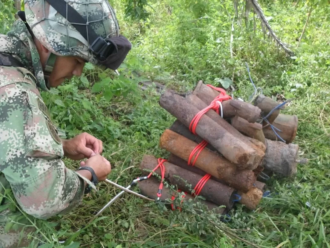 Ejército descubre caletas con explosivos y campamentos guerrilleros en zona rural del municipio de Arauquita, departamento de Arauca.