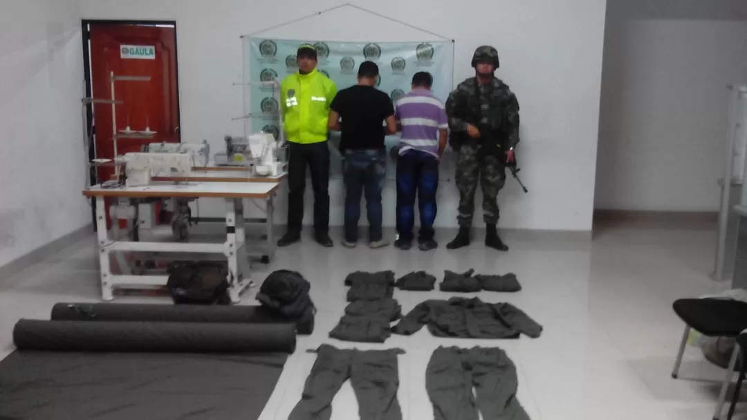 Las autoridades capturaron a dos personas que tenían un taller de costura donde presuntamente hacían uniformes para el frente 45 de las Farc en el departamento de Arauca.
