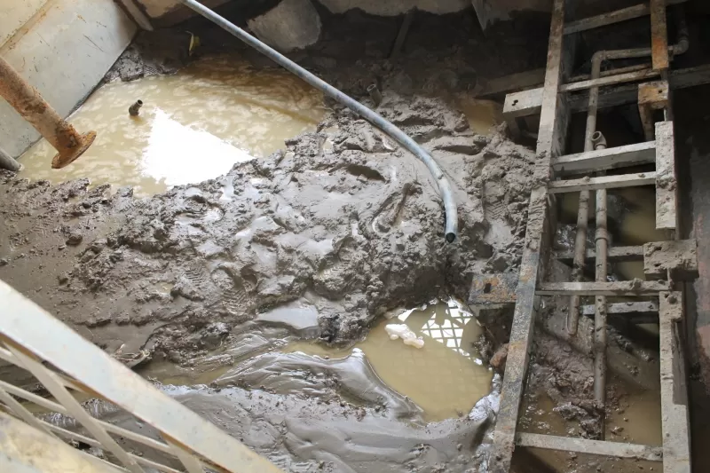 Durante 5 años permaneció hundido ene la ribera del río Arauca. Los campesinos retiraron aproximadamente 8 toneladas de lodo que tenía en su interior el ferry.