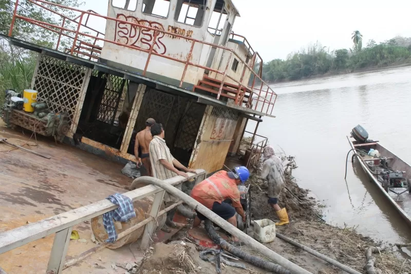 Con motobombas fue retirado el lodo que había en su interior.