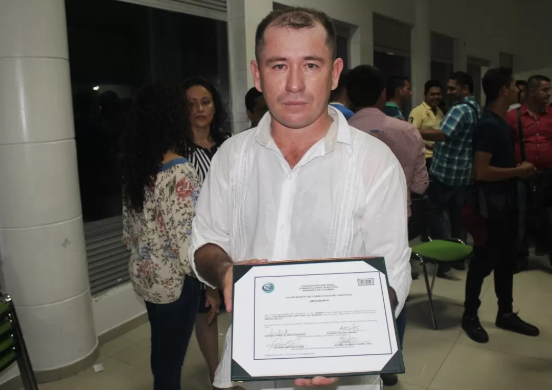 En acto protocolario en el auditorio de la Biblioteca La Triada, en Yopal, el Administrador Público Favio Vega Galindo, recibió la credencial que lo declara como Alcalde de Paz de Ariporo.