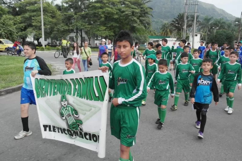 En compañía de padres de familia, deportistas, personal del IDRY, Indercas, banda musical del Ejército Nacional, con el apoyo de la Administración Municipal, se realizó el desfile de apertura del II Campeonato de Fútbol Escolar.