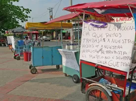 Protesta de los vendedores informales afectados por atentado del pasado sábado en el parque Bolívar de Arauca.