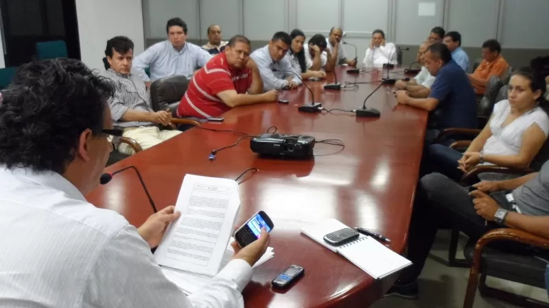 El Presidente Ejecutivo de la Cámara de Comercio de Villavicencio, explica a los candidatos a la junta Directiva de la entidad, la Resolución de la Superintendencia de Industria y Comercio que aplaza las elecciones previstas para mañana, para el jueves 26 de julio.