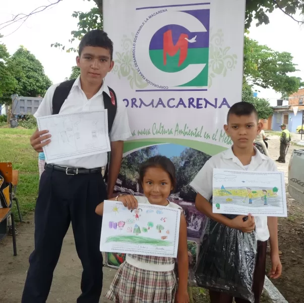 Estudiantes ganadores del concurso que Cormacarena realizó de dibujo ambiental en el barrio Ciudadela San Antonio de Villavicencio.