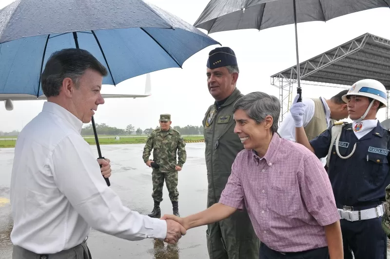 El Gobernador del Meta, Alan Jara, recibió en la base militar de Apiay al Presidente Juan Manuel Santos, quien llegó este lunes a Villavicencio para liderar allí un Consejo de Seguridad, donde informó la muerte de 32 guerrilleros de las Farc en un operativo militar en Vistahermosa. Foto: César Carrión - SIG.