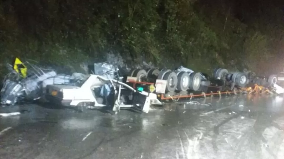 Ocho personas muertas y veinte heridas en accidente en la vía Bogotá - Villavicencio. Un carrotanque se habría quedado sin frenos chocando a cuatro vehículos.