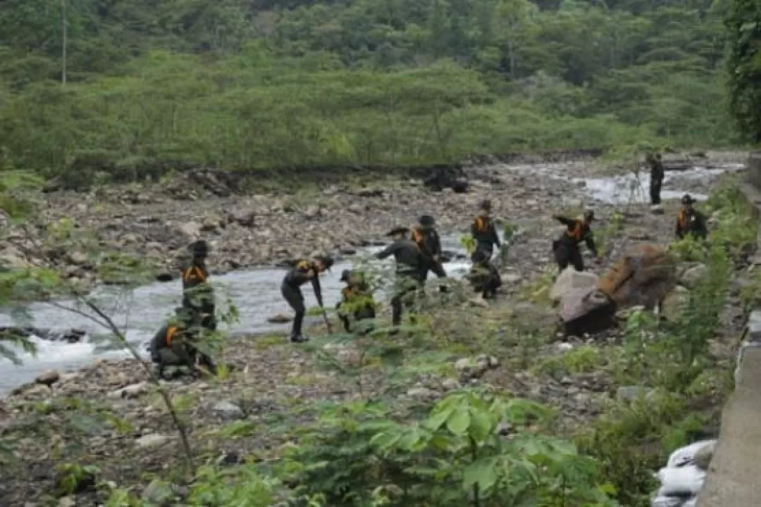 Escuela de Policía Eduardo Cuevas con su grupo de Carabineros adelanta arborización en la ronda del rio Guatiquia con el apoyo del Gobierno Departamental.