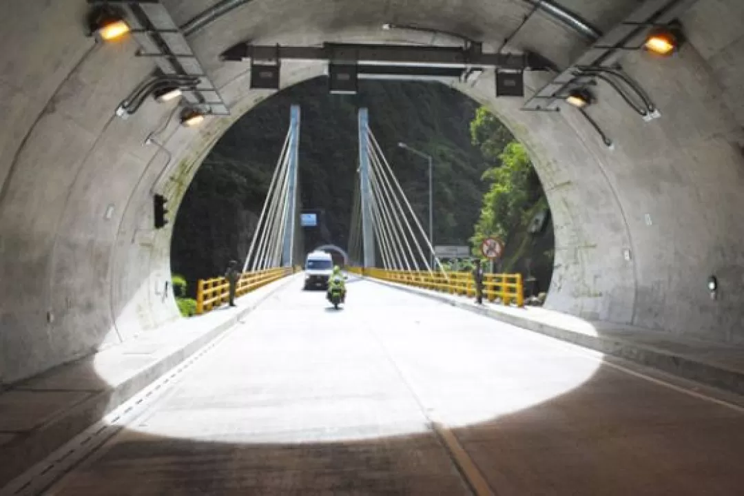 Puesta en operación de 12.5 kilómetros de doble calzada de la vía Bogotá - Villavicencio.