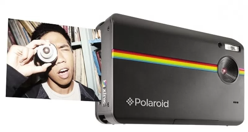 No necesita tinta, ya que el papel que usa viene con pequeños cristales de tres colores, tecnología conocida como ZINK que trae incorporada.