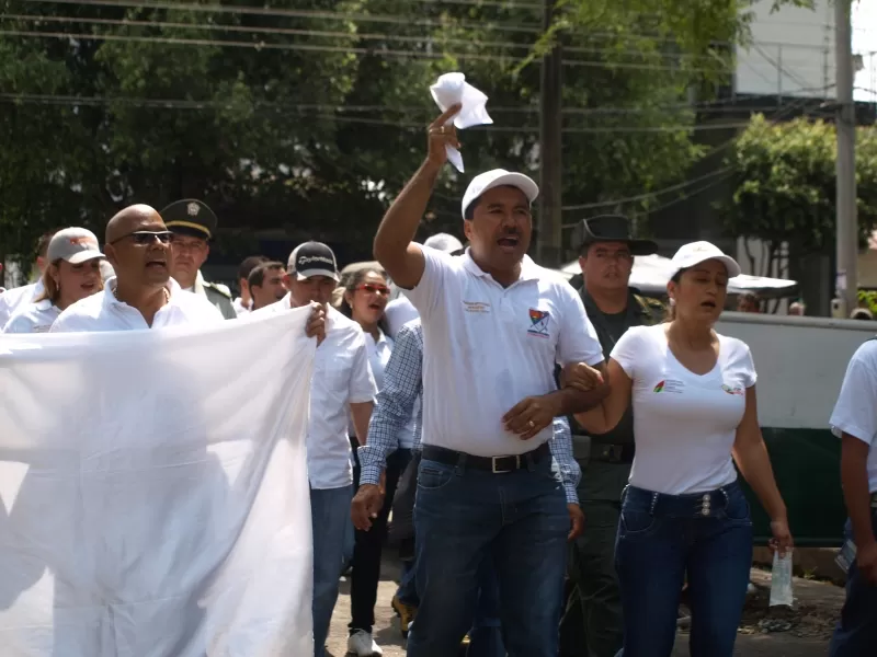 Facundo Castillo y Luis Emilo Tovar, gobernador y alcalde respectivamente encabezaron la marcha de protesta contra los actos terroristas de los grupos armados ilegales.