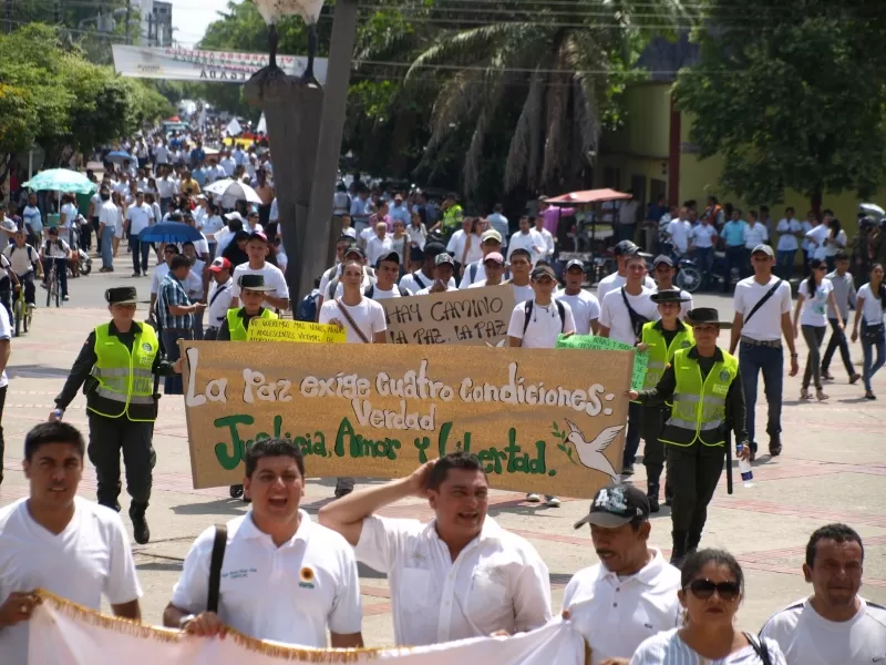 Los policías marcharon pidiendo la paz para el departamento de Arauca y Colombia.