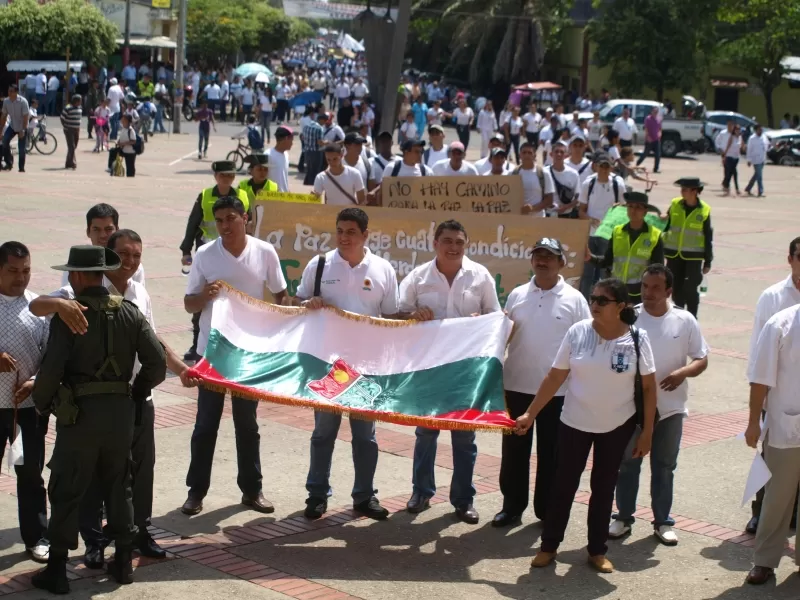 El centro administrativo municipal de Arauca fue el centro de concentración de la marcha de rechazo a los violentos.