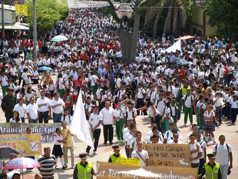 Centenares de estudiantes rechazaron la violencia de los grupos armados.