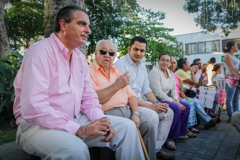 El ministro del Interior Aurelio Iragorri Valencia visitó la plaza Bolívar donde dialogó con trabajadores informales y comerciantes, allí anunció una inversión de $3.000 millones de pesos para la ciudad de Arauca, representados en cámaras de seguridad, CAIs Móviles, y Recintos de Integración.