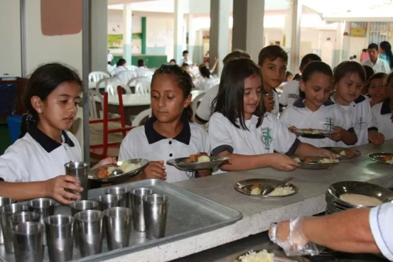 Un adicional al contrato de alimentación escolar para garantizar la ración por 44 días más a 35 mil 202 estudiantes en los siete municipios de Arauca, suscribió el Gobierno Departamental.