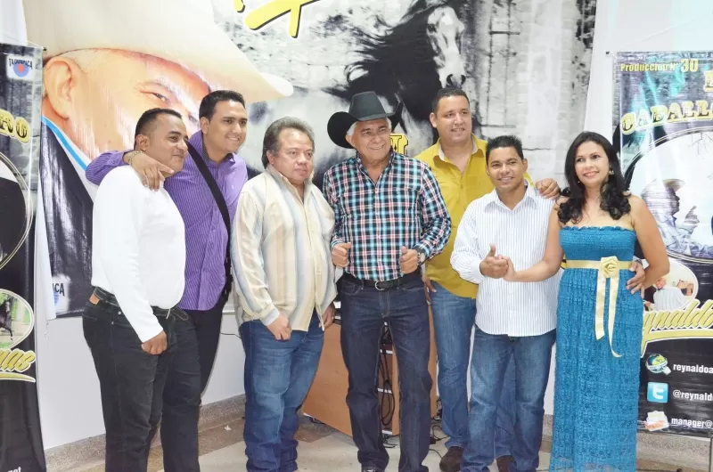 Reynaldo Armas realiza lanzamiento en Arauca de su producción musical El Caballo de Oro. El cantautor venezolano trae diez nuevas canciones para los amantes de la música llanera.