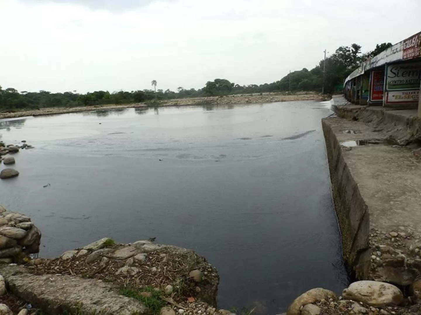 Vertido en río Royota. Foto: Reinado Talero.