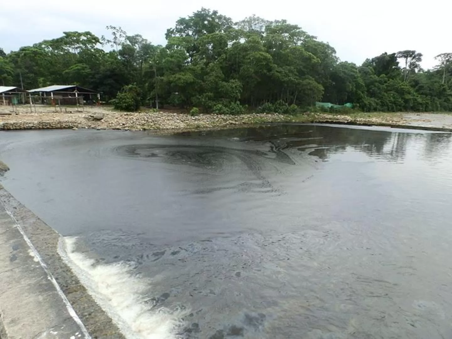 Vertido en río Royota, Foto: Reinado Talero.