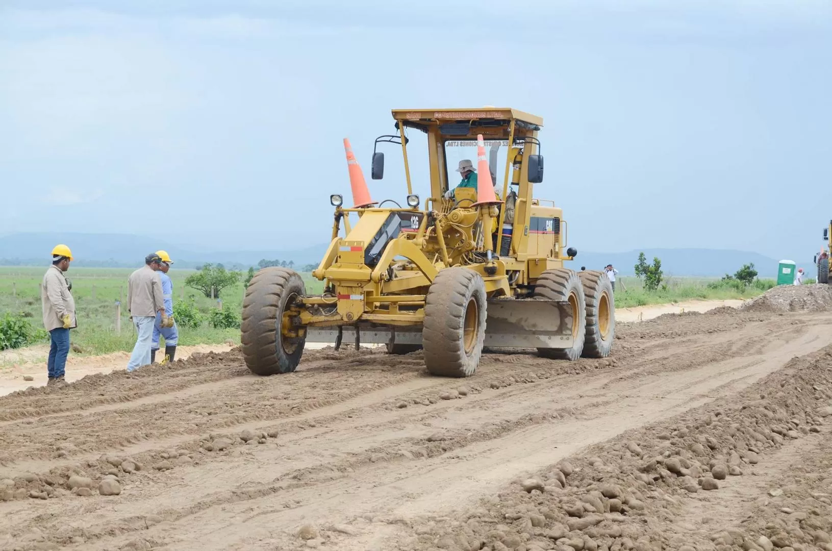 Avanzan trabajos de obra en la vía Tame- San Salvador, en la fase de aplicación y compactación de material para la base de la estructura.