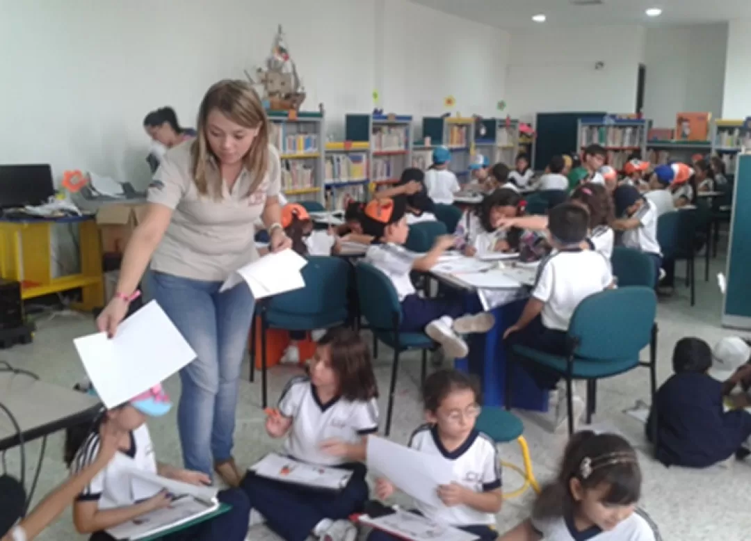 Esta sala cuenta con el mobiliario, diseñado, especialmente, para atender la población infantil de 4 a 12 años de edad.