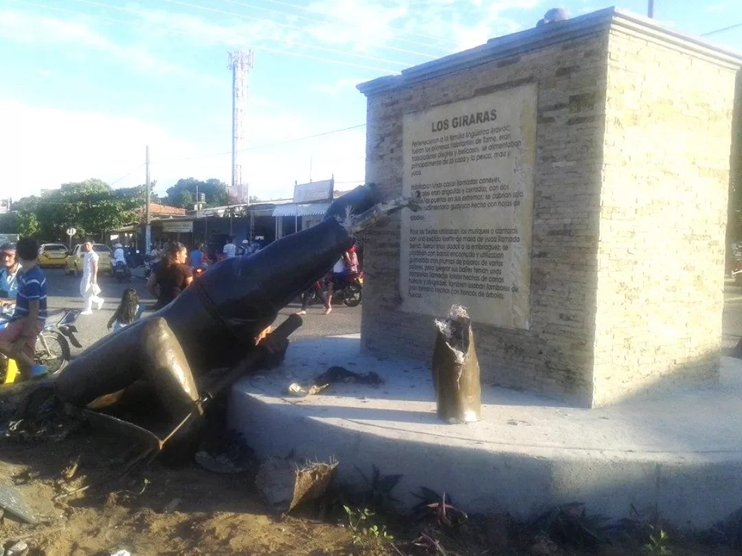 El monumento tiene una altura de cinco metros, la estatua es de 3,30 metros y la base de 1,80 metros. Foto: Cayo Mario Sepulveda.