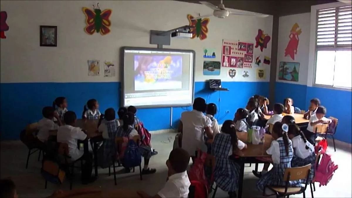 Docentes araucanos tendrán en sus manos el TOMI V5.  Permitirá convertir cualquier superficie en una pantalla táctil interactiva.